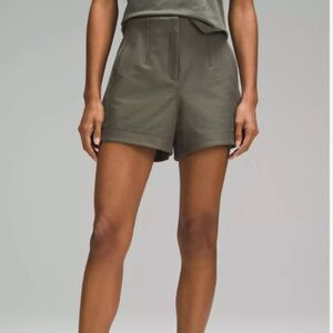 NWOT Lululemon Utilitech Relaxed-Fit High-Rise Short 3.5" Olive Green (Size 2)